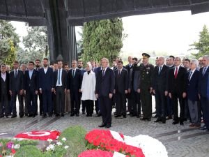 Başkan Uysal, Turgut Özal'ın anma törenine katıldı