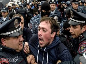 Ermenistan'da yüzlerce muhalif gözaltına alındı