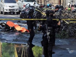 Endonezya'da 3 kiliseye saldırı: 9 ölü