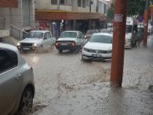 Ergani’de aşırı yağış sele neden oldu