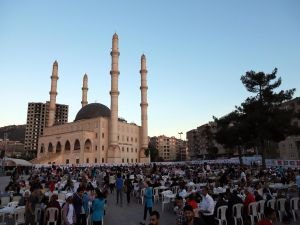 Binlerce kişi birlikte iftar açtı
