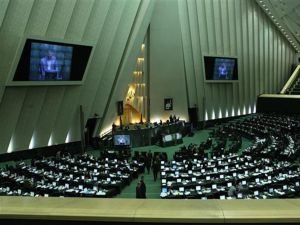 İran Meclisi, çalışmalarına Covid-19 arası verdi