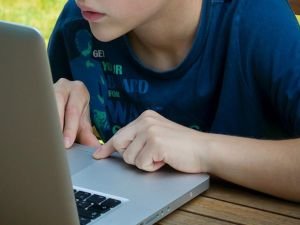 İnternette güvende kalmanın yolları: Ailelerin ve gençlerin yapması gerekenler