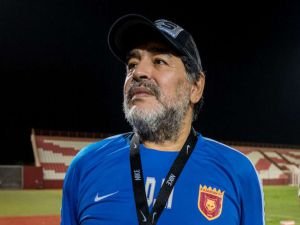 Dünyaca ünlü futbolcu Maradona öldü