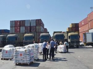 Lübnan'a gönderilecek yardım malzemeleri gemiye yükleniyor