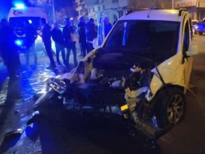 Batman'da minibüs ile hafif ticari taksi çarpıştı: 6 yaralı
