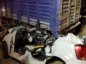 Kocaeli'de otomobil park halindeki tıra çarptı: 3 ölü