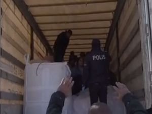 Gümrük mühürlü tırın dorsesinden 56 kaçak göçmen çıktı