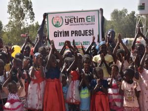 Avrupa Yetim Eli'nden Mali'deki ihtiyaç sahibi çocuklara giysi yardımı