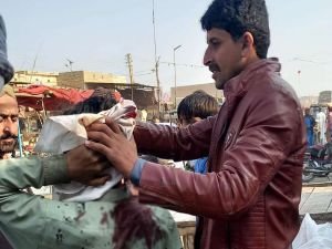 Pakistan'da pazara el bombası atıldı: 16 yaralı