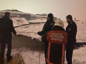 Malatya'da bir binanın terası kardan dolayı çöktü