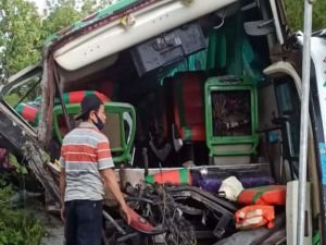 Endonezya'da turistleri taşıyan otobüs kaza yaptı: 13 ölü