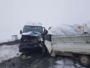 Malatya'da yolcu minibüsü ile kamyonetin çarpıştığı kazada 9 kişi yaralandı
