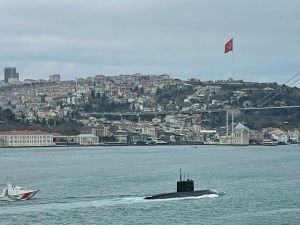 Rusya'nın denizaltısı İstanbul Boğazı'ndan geçti