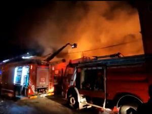 Kayseri'de sanayi sitesinde yangın: 10 dükkân ve 3 tır kullanılamaz hale geldi