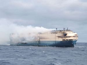 Binlerce lüks aracın bulunduğu gemi 5 gündür yanıyor