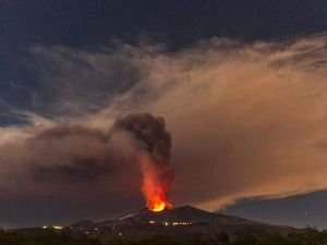 Etna Yanardağı'nda bu yılın ikinci volkanik faaliyeti yaşandı