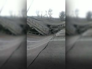 Kiev'de Rus askerlerinin ilerleyişini engellemek için köprüler patlatılıyor