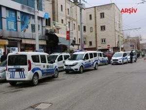 Polis ile gözaltına alınmak istenen şahsın yakınları arasında arbedede 4 polis yaralandı
