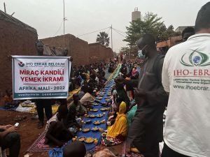 IHO EBRAR Mali'de yetim çocuklara sıcak yemek ikramında bulundu