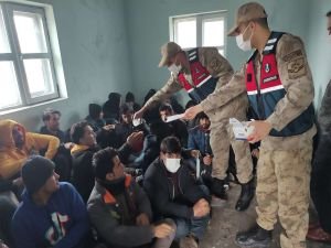 Tırın dorsesinde 88 düzensiz göçmen yakalandı