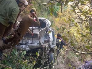Keşmir'de otomobil uçuruma yuvarlandı: 4 ölü