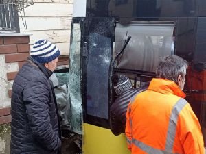 İETT otobüsü 4 araca çarptı: 6 yaralı