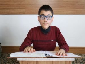 14 yaşındaki Kur'an aşığı Musab görme engeline rağmen hafızlığını tamamladı