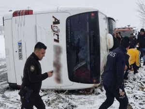 Ağrı'da yolcu otobüsü devrildi: 13 yaralı