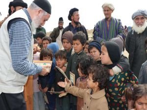 Umut Kervanı'ndan Afganistan'daki kamplara Kur'an-ı Kerim dağıtımı