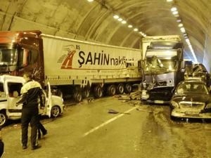 Bolu Tüneli'nde 18 aracın karıştığı zincirleme kaza: 3'ü ağır 17 yaralı