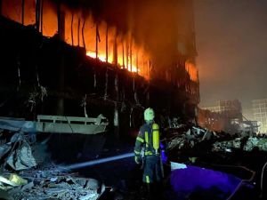 Kiev'de AVM'ye roketli saldırı: 8 ölü