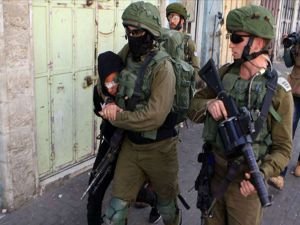 Siyonist işgal rejimi 13 Filistinliyi alıkoydu