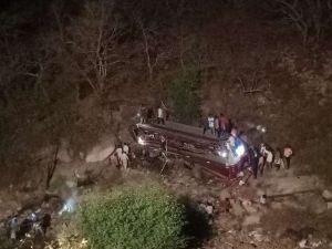 Hindistan'da otobüs uçuruma yuvarlandı: 8 ölü 40 yaralı