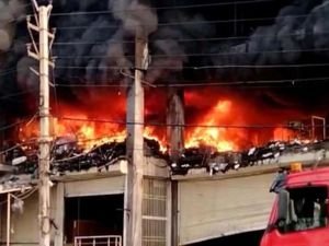 Hindistan'da bir binada yangın: 27 ölü