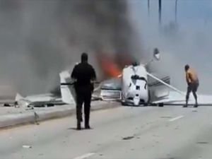 ABD'de uçak köprüde otomobile çarptı: Bir ölü 5 yaralı