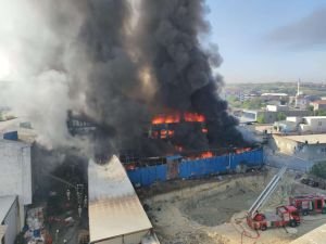 Arnavutköy'de fabrika yangını: Yangına müdahale eden bir itfaiye eri yaralandı