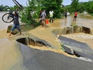 Hindistan ve Bangladeş'te sel ve heyelanlarda en az 57 hayatını kaybetti
