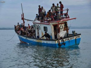 Arakanlı Müslümanları taşıyan tekne battı: 17 ölü 50'den fazla kayıp