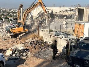 İşgalciler Batı Şeria'da 3 Filistinliyi yaraladı, bir camiyi yıktı