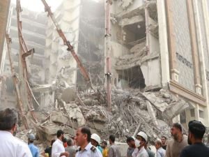 İran'da çöken binada ölü sayısı 14'e yükseldi