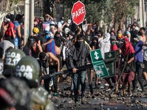 Şili'de polis ile öğrenciler karşı karşıya geldi