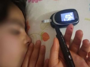 Parmak delerek kan ölçümü yapan diyabet hastası çocukları sevindiren haber