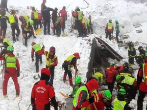 İtalya'da çöken buz kütlesinin altında kalan 6 kişi öldü