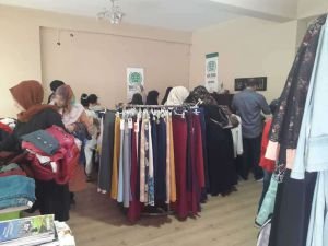 Umut Kervanı Ağrı’da 200 aileye bayram kıyafeti dağıttı