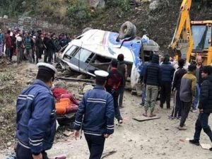 Nepal'de meydana gelen trafik kazasında 13 kişi öldü