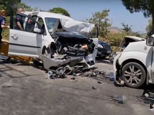 İki hafif ticari araç kafa kafaya çarpıştı: 1 ölü 9 yaralı