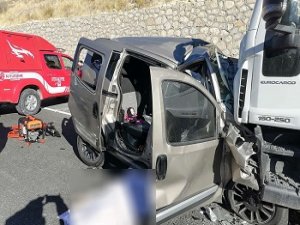 Tır ile hafif ticari araç kafa kafaya çarpıştı: 6 ölü (GÜNCELLENDİ)