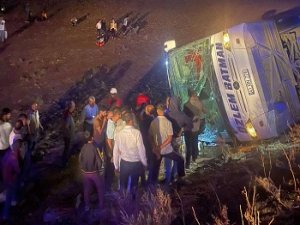 Şanlıurfa’da yolcu otobüsü ile kamyonet çarpıştı: 10 yaralı