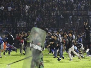 Endonezya'da futbol maçında izdiham: 129 ölü, 180 yaralı